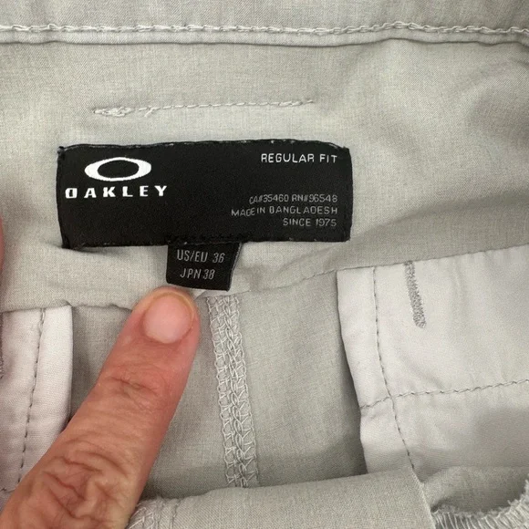 Oakley Men's Gray Flat-Front Performance Shorts size 36 - Picture 2 of 7